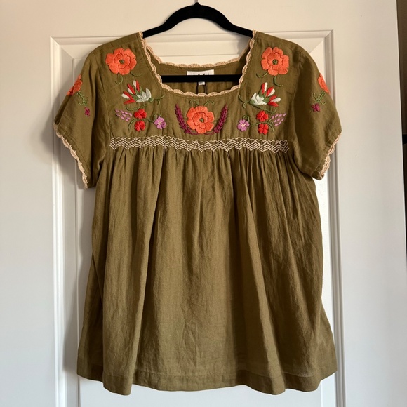 T H M L Women's NWT Embroidered Top size M - Picture 2 of 10